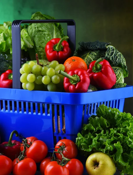 Fruits Légumes Frais Biologiques Dans Panier Plastique — Photo