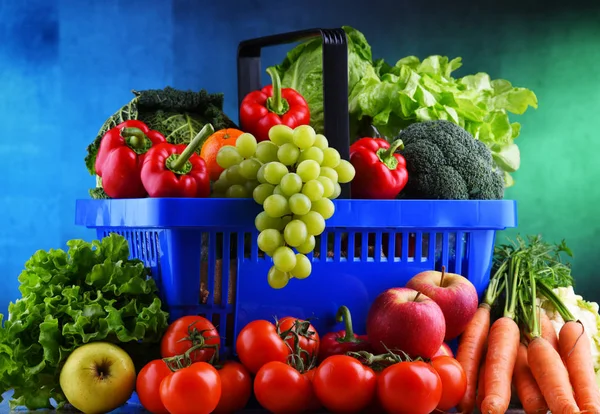 Fruits Légumes Frais Biologiques Dans Panier Plastique — Photo