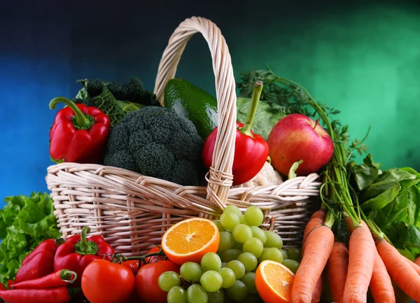 Frutas Legumes Orgânicos Frescos Cesta Vime — Fotografia de Stock