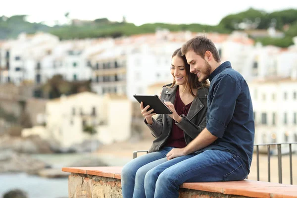 Glückliches Paar Das Urlaub Einer Küstenstadt Mit Einem Tablet Auf — Stockfoto