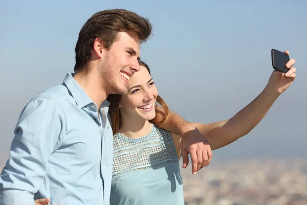 Couple Heureux Prenant Selfies Avec Téléphone Intelligent Dans Une Banlieue — Photo