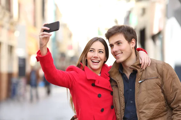 Coppia Felice Scattare Selfie Con Uno Smartphone Strada Inverno — Foto Stock