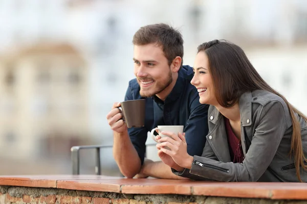 Couple Heureux Vacances Boire Café Regardant Loin Dans Une Terrasse — Photo