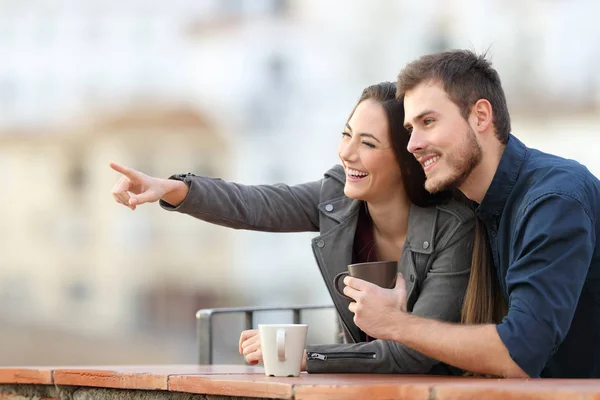 Happy Couple Pointing Away Balcony Town Background — Stock Photo, Image