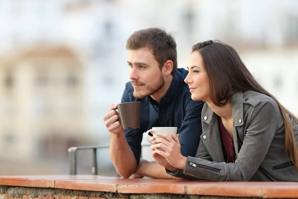 Happy Couple Relaxant Boire Café Dans Balcon Regardant Loin Vacances — Photo