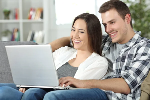 Gelukkige Paar Controleren Van Online Inhoud Een Laptop Zittend Een — Stockfoto