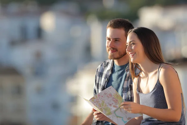 Glückliches Touristenpaar Mit Einer Landkarte Aus Papier Die Einer Stadt — Stockfoto