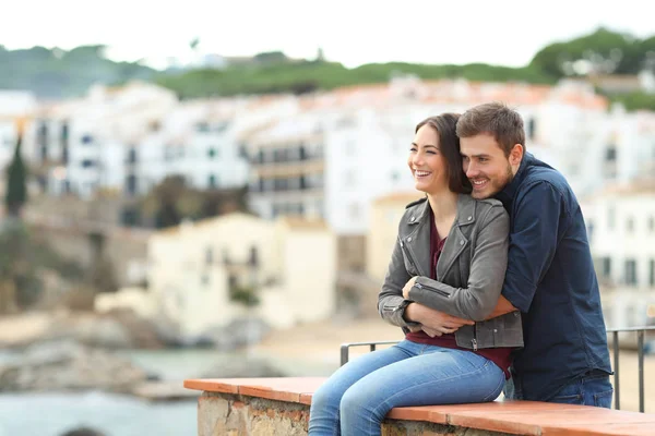 Glückliches Verliebtes Paar Das Urlaub Einer Küstenstadt Wegschaut — Stockfoto