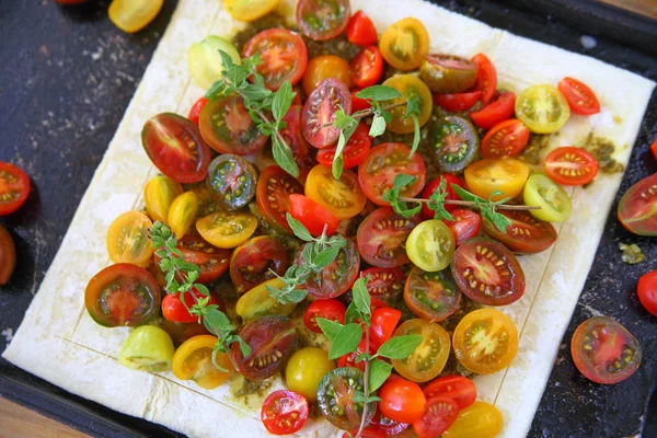 Frische Tomatentorte Auf Blätterteig Fertig Gebacken — Stockfoto