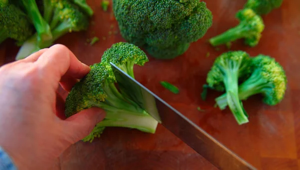 Mempersiapkan Brokoli Segar Pada Papan Potong — Stok Foto