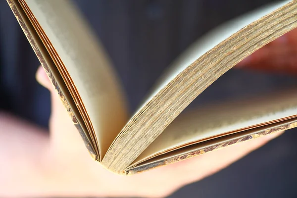 Een Vintage Boek Vastgehouden Door Man Closeup — Stockfoto