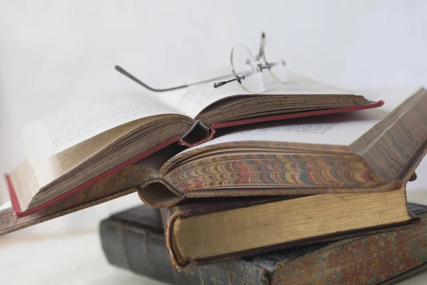 Lunettes Lecture Penchées Sur Une Pile Livres — Photo