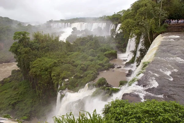 アルゼンチン側のイグアスの滝 イグアスの滝はアルゼンチン ミシオネス州とパラナ州のブラジルの状態の境界線にイグアス川の滝 — ストック写真