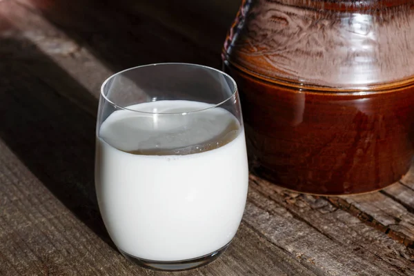 Ποτήρι Φρέσκο Γάλα Ξύλινο Φόντο — Φωτογραφία Αρχείου