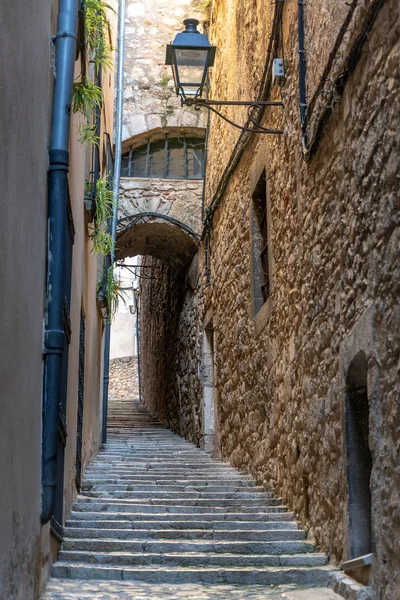 西班牙吉罗纳一条古老的中世纪小巷的垂直视图 — 图库照片