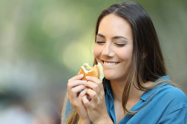 Mulher Feliz Comendo Olhando Delicioso Hambúrguer Rua — Fotografia de Stock
