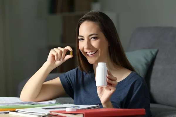 Estudiante Feliz Sosteniendo Una Píldora Vitamínica Estudiando Hasta Altas Horas — Foto de Stock