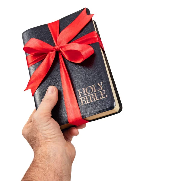 用手把圣经的礼物隔离在白色的背面 — 图库照片