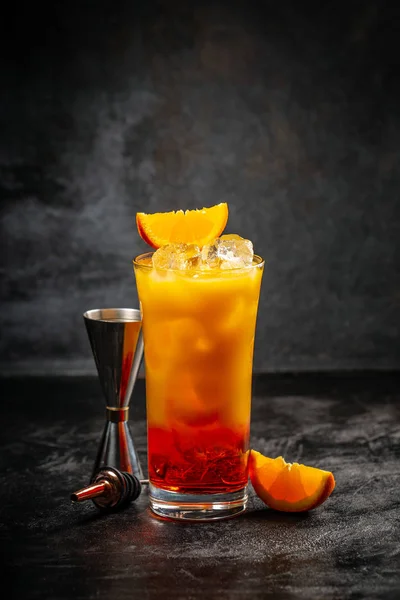 Cocktail Frais Avec Orange Glace Sur Fond Noir — Photo