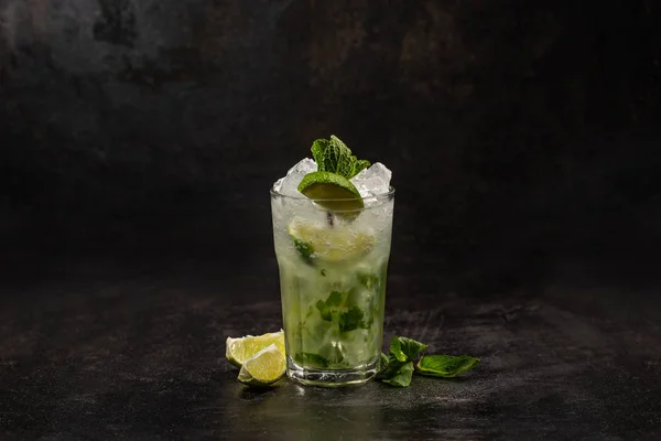 Mojito Álcool Frio Com Hortelã Limão Fundo Escuro Bebida Verão — Fotografia de Stock