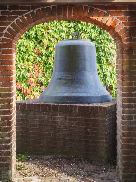 Campana Nel Cimitero Carolinensiel Incorniciata Dall Arco Mattoni Del Campanile — Foto Stock