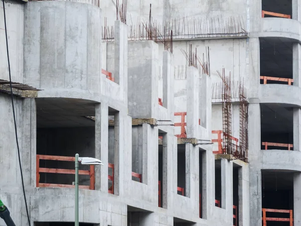 Cangkang Beton Dengan Besi Berdiri Bebas Dari Bangunan Kantor Masa — Stok Foto