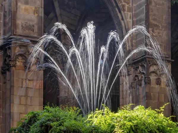 位于西班牙巴塞罗那圣十字座堂和圣尤拉里亚修道院的喷泉 — 图库照片
