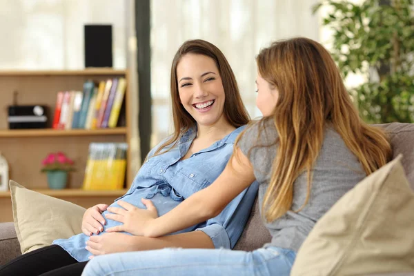 Lycklig Gravid Kvinna Pratar Med Vän Som Rör Vid Magen — Stockfoto