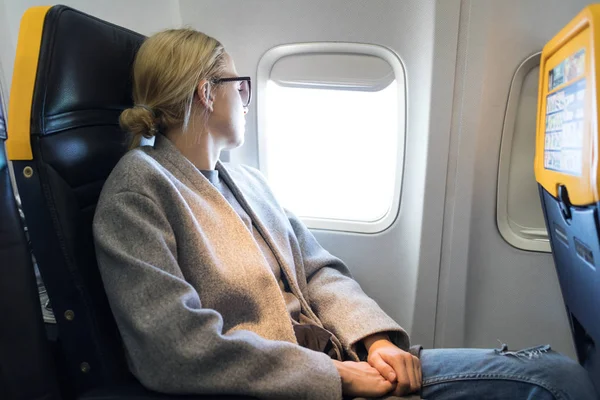 Mujer Caucásica Casual Rubia Pensativa Con Gafas Mirando Través Ventana — Foto de Stock