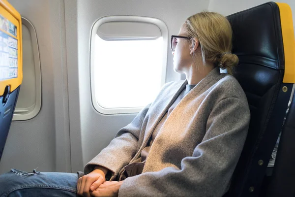 Mujer Caucásica Casual Rubia Pensativa Con Gafas Mirando Través Ventana — Foto de Stock