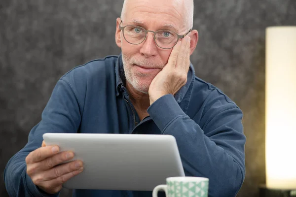 Stilig Äldre Man Med Hjälp Surfplatta Dator — Stockfoto