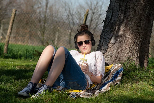 Una Adolescente Escuchando Música Bebiendo Agua Parque — Foto de Stock