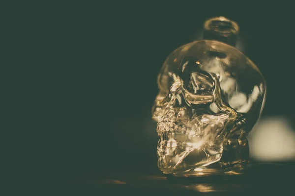 Primer Plano Una Botella Cristal Forma Cráneo — Foto de Stock