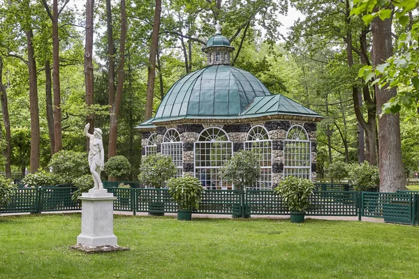 Petersburg Russland Juli 2017 Statue Und Gartenhaus Garten Peterhof Der — Stockfoto