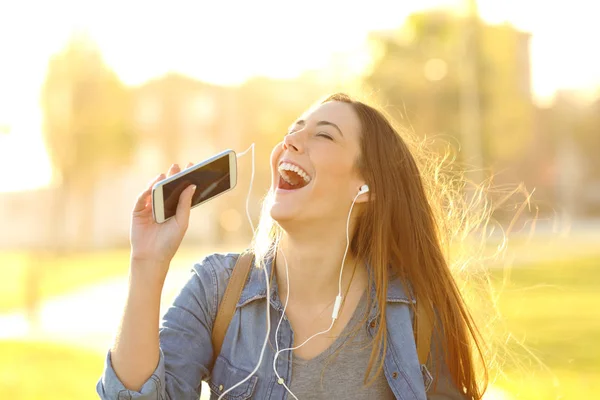 Chica Feliz Cantando Escuchando Música Desde Teléfono Inteligente Parque Atardecer — Foto de Stock