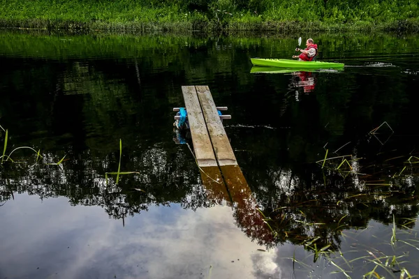 Люди Катаются Лодке Реке Мемеле Латвии Мирная Природная Сцена — стоковое фото