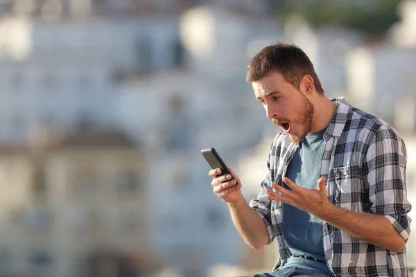 Amazed Man Checking Smart Phone Online Content Town Outskirts — Stock Photo, Image