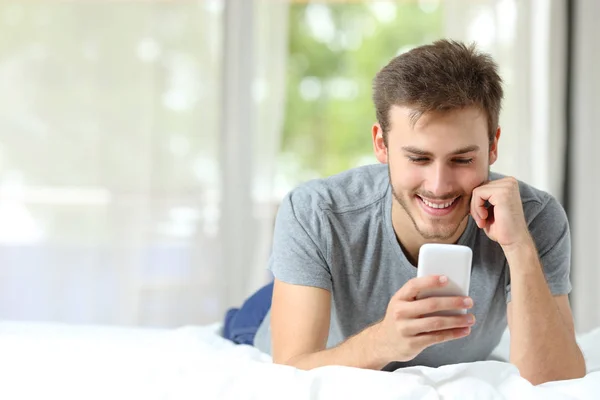 Frontansicht Eines Glücklichen Mannes Mit Smartphone Auf Dem Bett Mit — Stockfoto