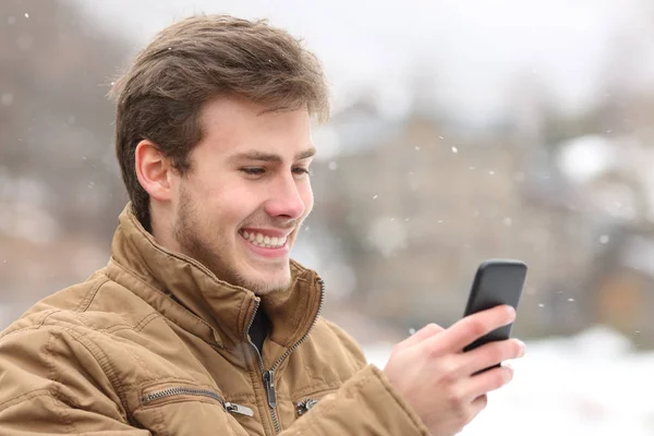 Glücklicher Mann Checkt Winterurlaub Smartphone Inhalte — Stockfoto