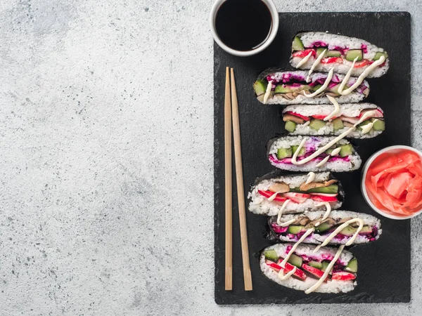 Веганский Сэндвич Суши Грибами Зеленью Colorful Japan Sandwich Onigirazu Red — стоковое фото