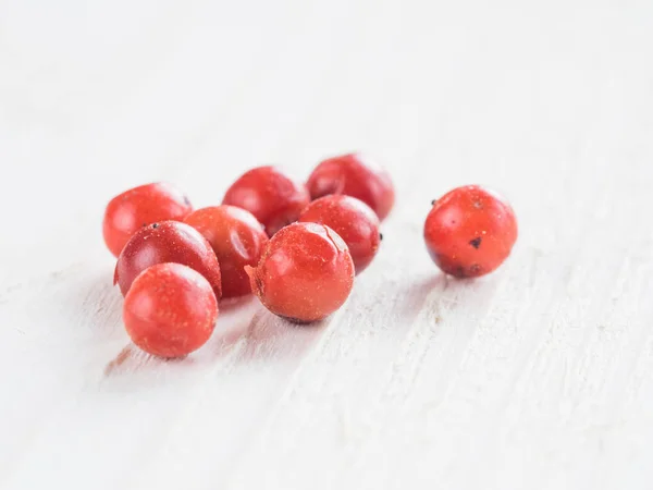 Heap Dried Pink Pepper Berries White Wooden Table Close View — Stock Photo, Image