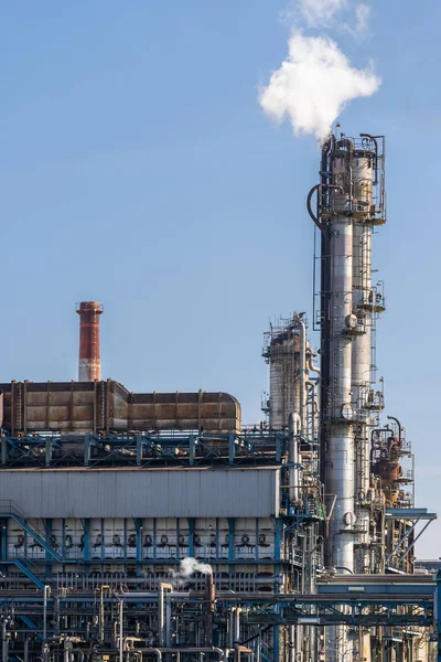 Fábrica Petroquímica Petróleo Con Almacenamiento Gas Estructura Gasoducto Con Humo — Foto de Stock