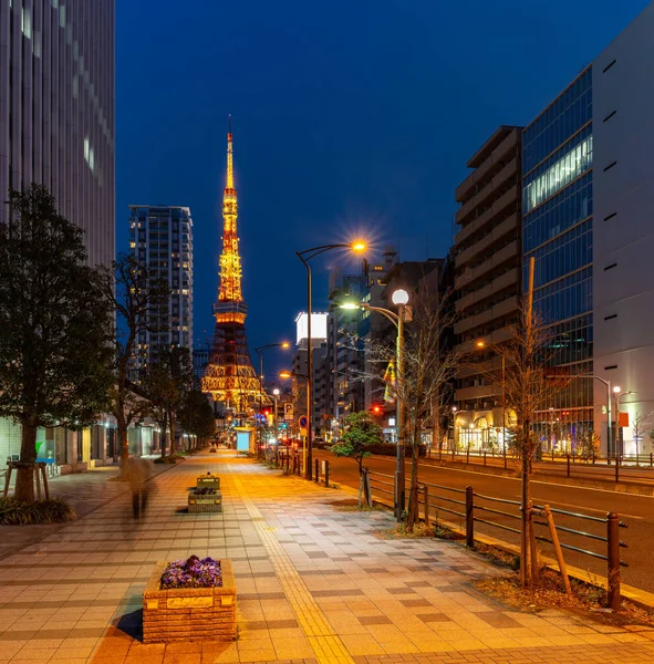 みな区の東京スカイライン都市景観と夕暮れ時の東京タワー 東京タワーは 有名なランドマーク高さ 332 日本で 番目に高いタワー — ストック写真