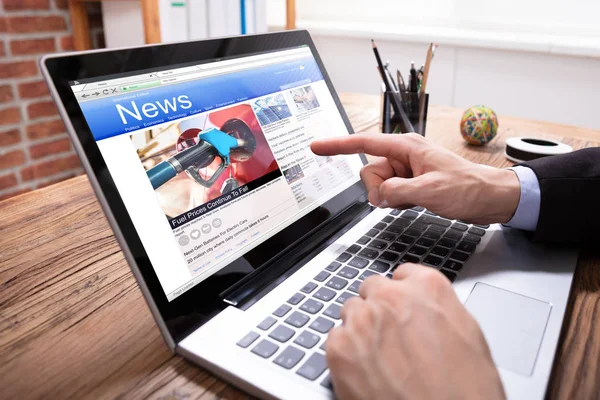 Zbliżenie Dłoni Biznesmena Sprawdzanie Wiadomości Online Laptopie Biurze — Zdjęcie stockowe