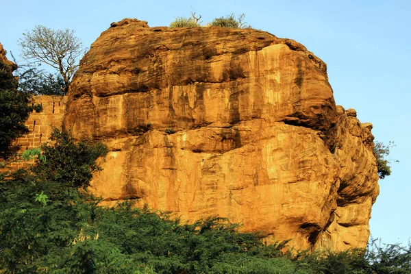 카르나타카 지역에 언덕에 지그간 틱하고 후줄근 노란색의 — 스톡 사진