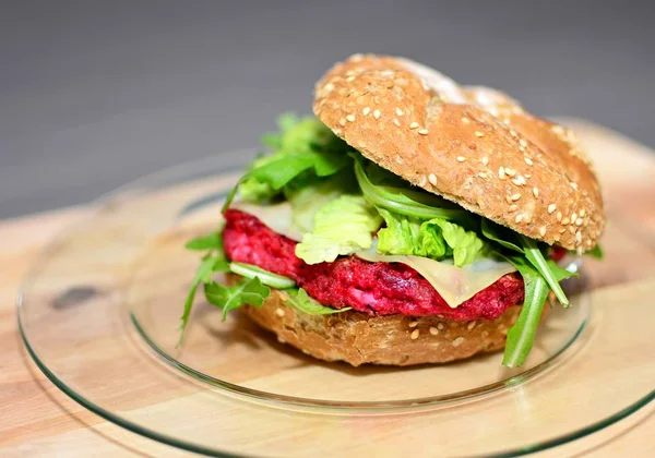 Closeup Hambúrguer Beterraba Com Arugula Grelhada Placa Madeira — Fotografia de Stock