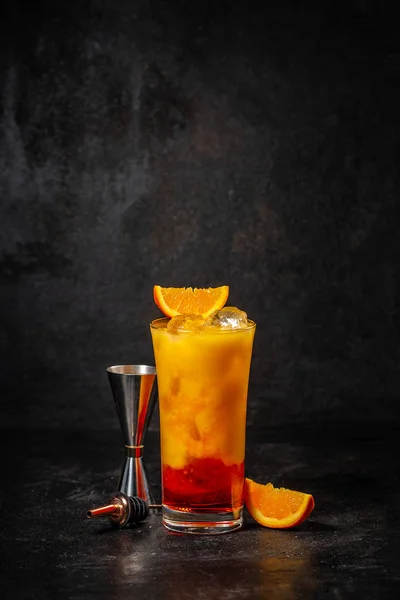 Cocktail Com Suco Laranja Cubos Gelo Fundo Preto — Fotografia de Stock