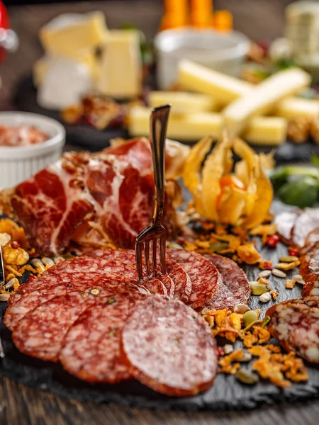 Tagliare Salsicce Salumi Tavolo Celebrativo — Foto Stock