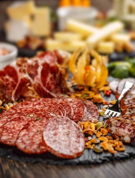 Piatto Carne Con Selezione Salumi Prosciutto Fresco Salsicce — Foto Stock