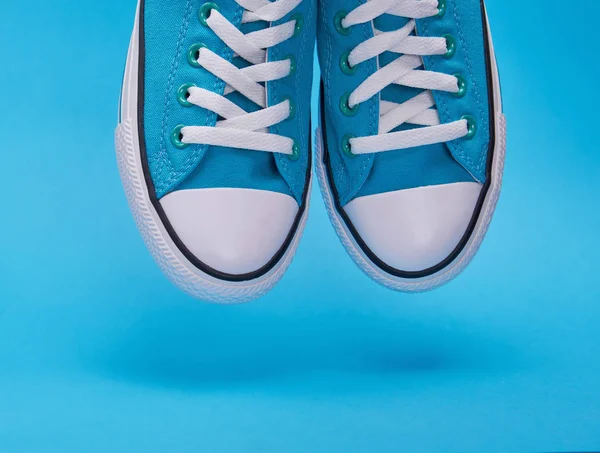 Par Zapatillas Textiles Azules Con Cordones Blancos Cerca — Foto de Stock